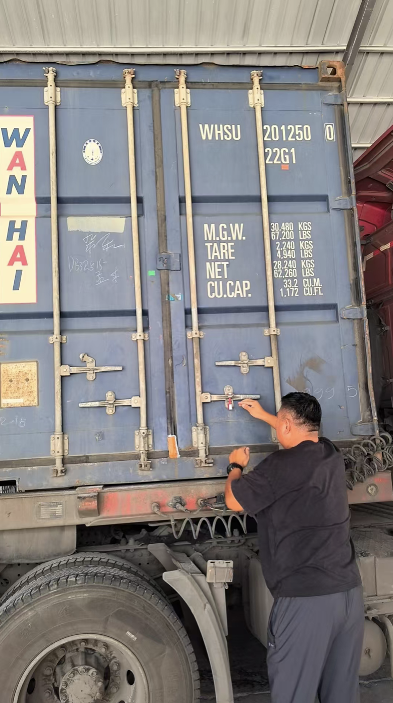 Sealing the container before shipment to the Maldives